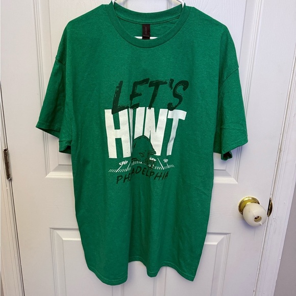 NWT Philadelphia Eagles Green “Let’s Hunt” T-Shirt, Size XL - Picture 2 of 3